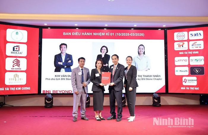 Đại diện BNI Việt Nam trao quyết định bổ nhiệm Ban điều hành Chapter BNI Stone tại Ninh Bình.