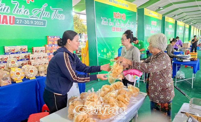 Du khách mua bánh phồng tôm Năm Căn về làm quà biếu cho người thân.