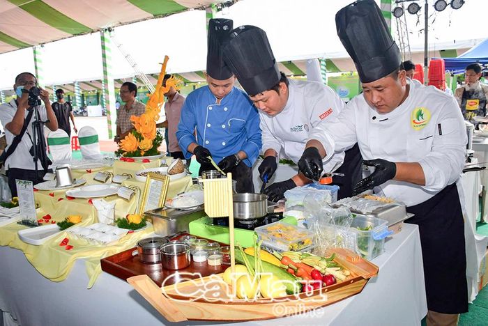 Các đầu bếp tỉ mỉ trình bày các món ăn dự thi.