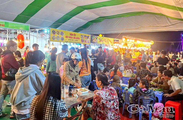  Khu ẩm thực tại Ngày hội “Tinh hoa Văn hóa Ẩm thực Cà Mau” năm 2025 luôn thu hút đông đảo du khách đến tham quan, trải nghiệm, thưởng thức.