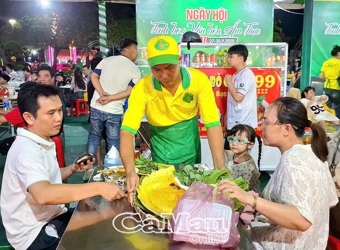Du khách trải nghiệm, thưởng thức Bánh xèo A Mật trứ danh tại không gian ẩm thực Cà Mau và TP Hồ Chí Minh trong khuôn khổ Ngày hội “Tinh hoa Văn hóa Ẩm thực Cà Mau” năm 2025.
