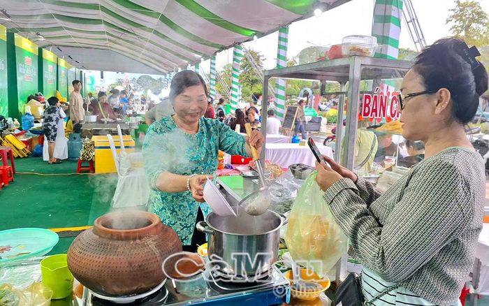 Du khách trải nghiệm bún nước lèo tại khu ẩm thực.