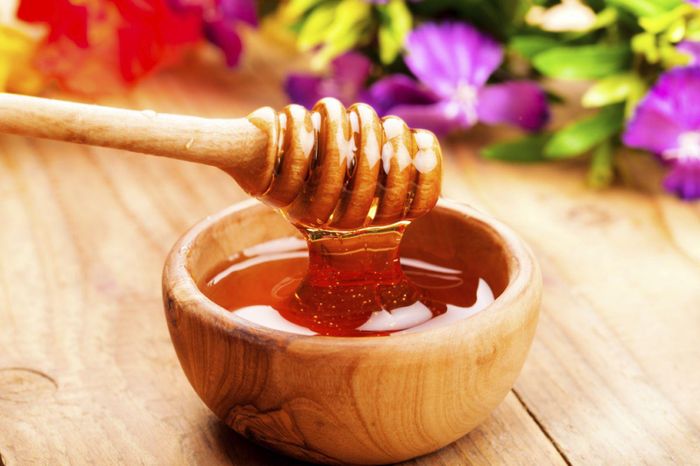 Mật ong kết hợp với cà tím già hỗ trợ điều trị ho do nhiệt.