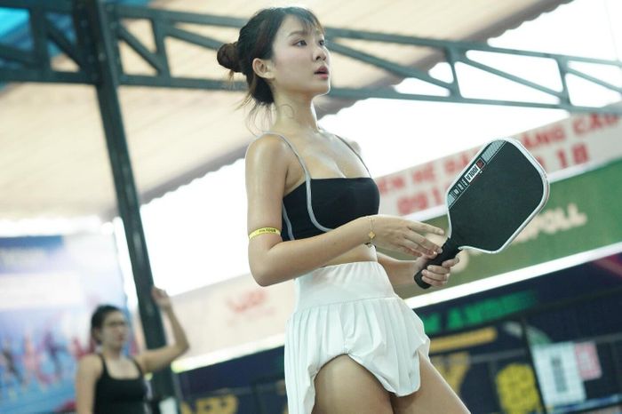 Hành động vén váy gây tranh cãi trên MXH. Ảnh: @emkimsayhi.
