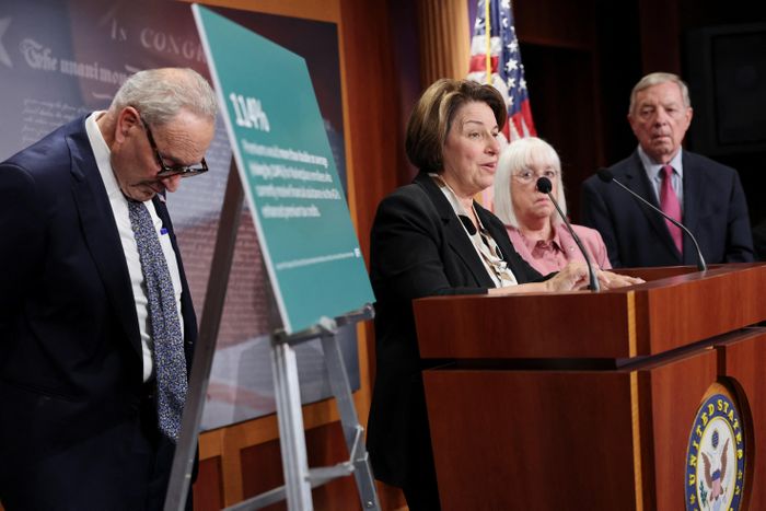  Lãnh đạo phe thiểu số Thượng viện Mỹ Chuck Schumer (Dân chủ, bang New York) cúi xuống khi Thượng nghị sĩ Amy Klobuchar (Dân chủ, bang Minnesota) phát biểu tại cuộc họp báo sau phiên bỏ phiếu tại Thượng viện tại Điện Capitol ở Washington D.C., ngày 30/9, chỉ vài giờ trước khi chính phủ Mỹ bước vào tình trạng đóng cửa một phần. Ảnh: Reuters. 