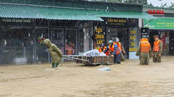 Hoàn lưu bão gây mưa lớn, ngập bản Thái Sơn, xã Môn Sơn (Nghệ An)