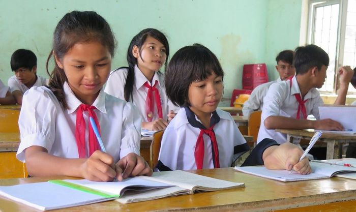 Y Julie, học sinh lớp 9C trường THCS Lê Đình Chinh, thành phố Kon Tum (Kon Tum), bị khuyết tật bẩm sinh nhưng em đã phấn đấu nỗ lực trong học tập, hòa nhập cùng cộng đồng. Ảnh: TTXVN