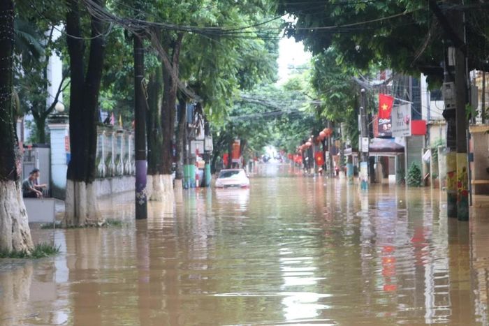 Đường Bế Văn Đàn, phường Thục Phán (Cao Bằng) bị ngập sâu. Ảnh: Chu Hiệu - TTXVN