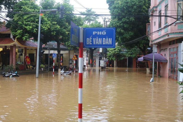 Đường Bế Văn Đàn, phường Thục Phán (Cao Bằng) bị ngập sâu. Ảnh: Chu Hiệu - TTXVN