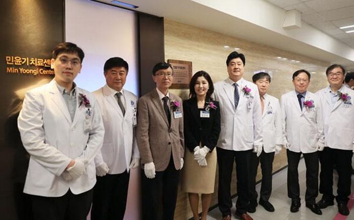 Lãnh đạo bệnh viện và trường đại học tham dự lễ khánh thành Trung tâm Min Yoongi tại Bệnh viện Severance ở Seoul hôm 30/9. Ảnh: Bệnh viện Severance