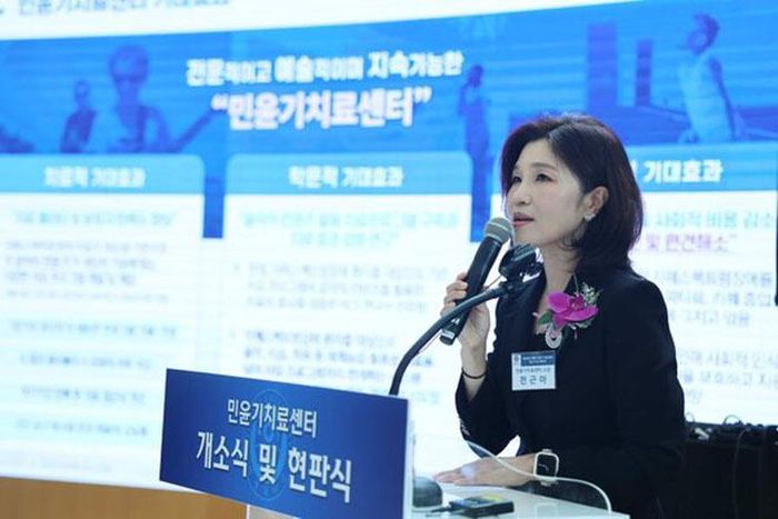 Giáo sư Cheon Keun Ah, Trưởng khoa Tâm thần Trẻ em và Vị thành niên, đồng thời là Trưởng trung tâm mới, phát biểu tại lễ khai trương. Ảnh: Bệnh viện Severance