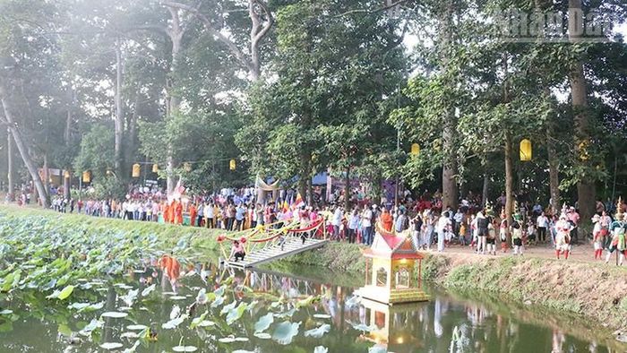  Lễ hội Ok Om Bok diễn ra tại khuôn viên ao Bà Om, phường Nguyệt Hóa. 