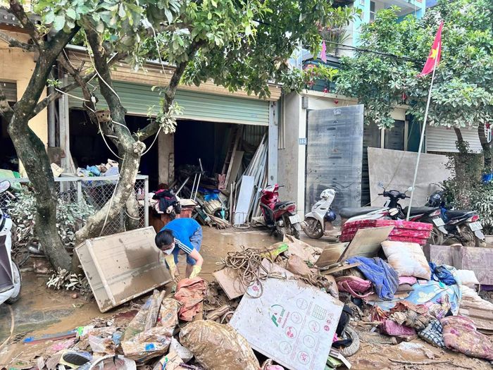 Mưa lũ tràn về khiến tài sản của nhiều gia đình ở Tuyên Quang bị hư hỏng, phải bỏ đi.
