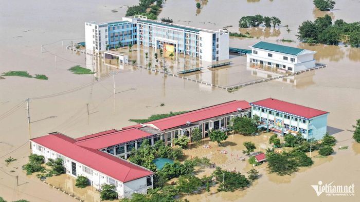 Một trường học ở Bắc Ninh chìm trong biển nước.