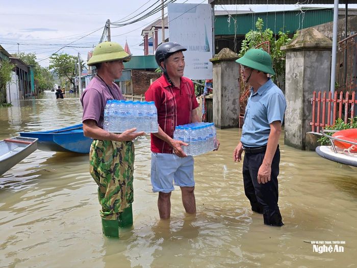 Đại diện cấp ủy, chính quyền xã Yên Trung khảo sát tình hình, hỗ trợ nước sạch cho người dân vùng bị cô lập. Ảnh: Phú Hương