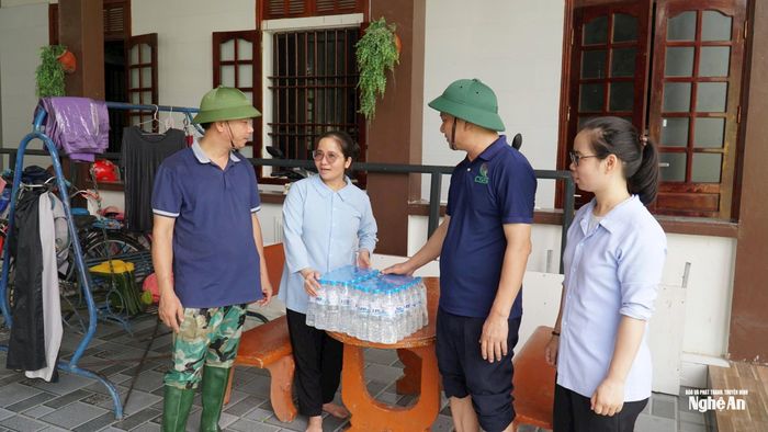 Đại diện xã Yên Trung thăm hỏi, động viên các sơ và các cháu nhỏ tại Mái ấm Lâm Bích (thuộc Tu viện Trang Nứa, xóm Hưng Yên Bắc 5) - nơi đang nuôi dưỡng 41 trẻ mồ côi. Ảnh: Phú Hương