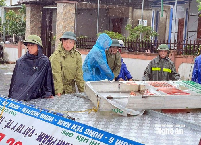 Hệ thống chính trị từ xã đến thôn xóm đã và đang căng mình giúp dân khắc phục hậu quả. Ảnh: Phú Hương