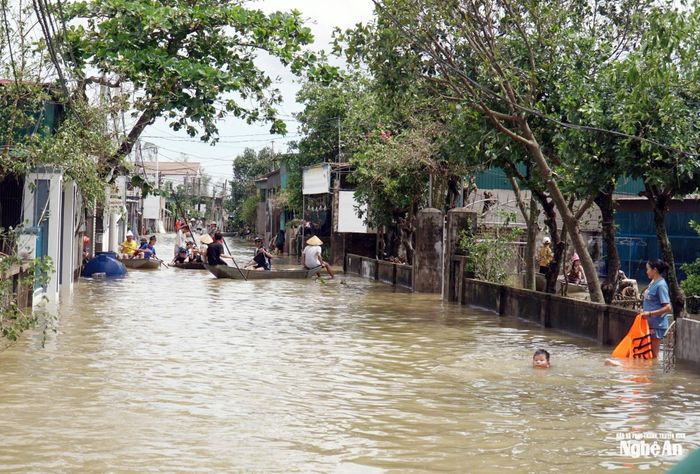 Phía trong vùng bị cô lập, người dân vất vả khi phải di chuyển bằng những chiếc thuyền thô sơ. Ảnh: Phú Hương