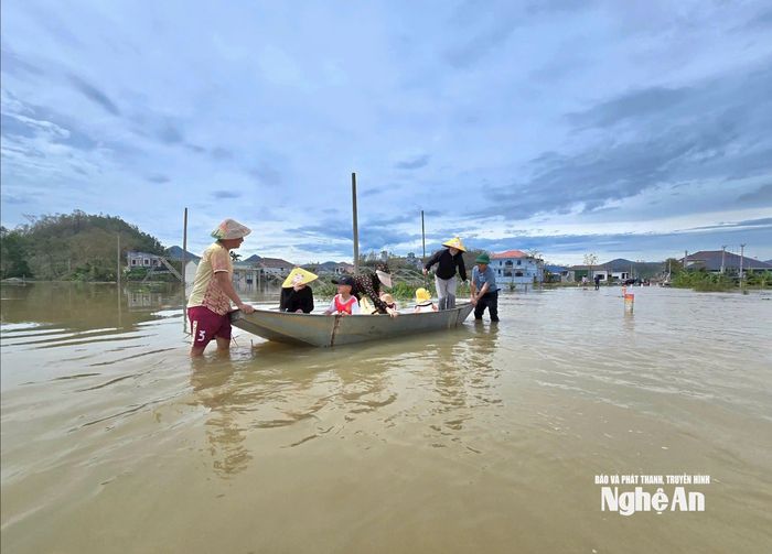 Gia đình anh Nguyễn Văn Hồng (SN 1985) phải dùng thuyền vào thăm người thân ở xóm Hưng Trung 2, xã Yên Trung. Ảnh: Thanh Quỳnh