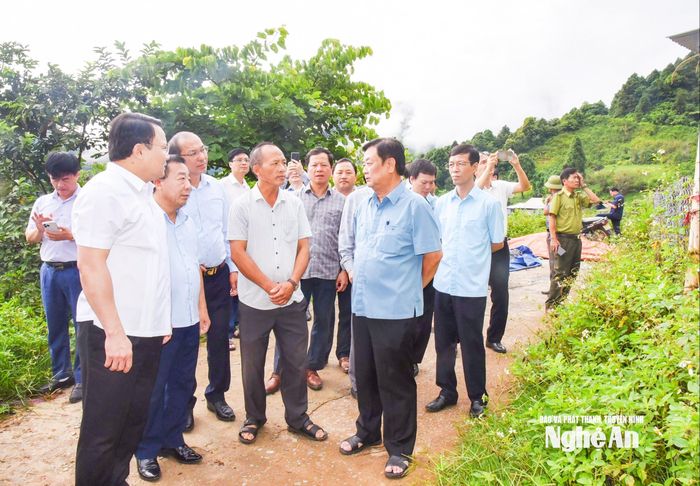 Đồng chí Lê Minh Hoan trao đổi với lãnh đạo xã Tây Sơn (huyện Kỳ Sơn cũ) nay là xã Mường Xén về phát triển cây pơ mu tại địa phương. Ảnh: Thanh Lê