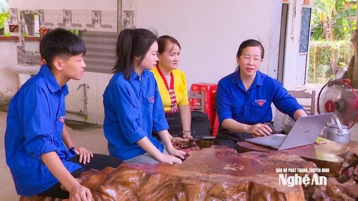 Đoàn viên, thanh niên miền Tây Nghệ An tích cực bắc những "cây cầu số". Ảnh: Ngọc Dũng