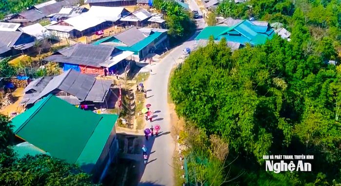 Quang cảnh bản làng người Mông ở xã Huồi Tụ. Ảnh: PV