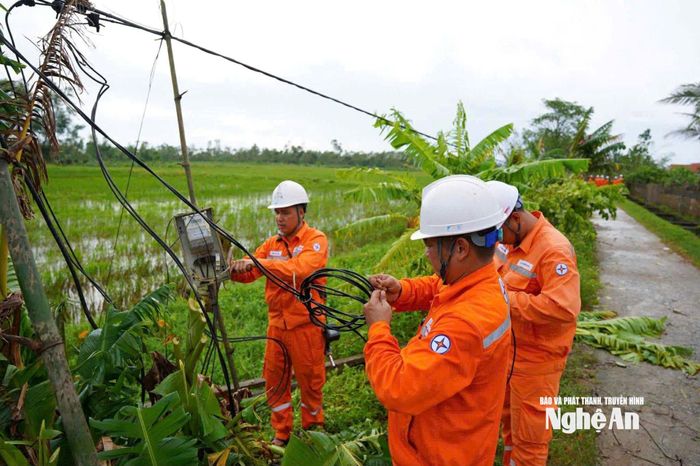Công nhân điện lực đang khắc phục sự cố khu vực nông thôn. Ảnh: Phan Thủy