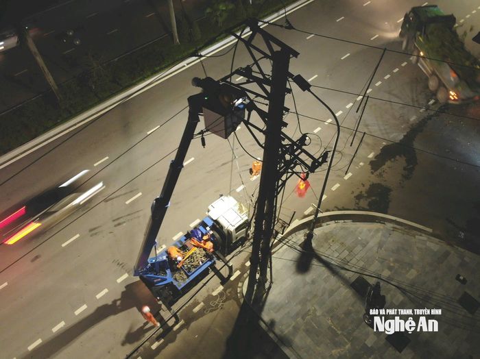 Huy động nhân lực, phương tiện tối đa để tập trung khôi phục lưới điện, nhằm cấp điện trở lại nhanh nhất có thể phục vụ người dân. Ảnh: Phan Thủy