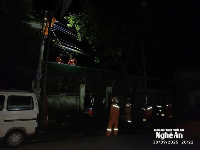 Với sự nỗ lực hết mình của ngành điện, dự kiến sớm nhất ngày 6/10, có thể khắc phục được cơ bản để cấp điện trở lại cho toàn bộ khách hàng. Ảnh: Phan Thủy