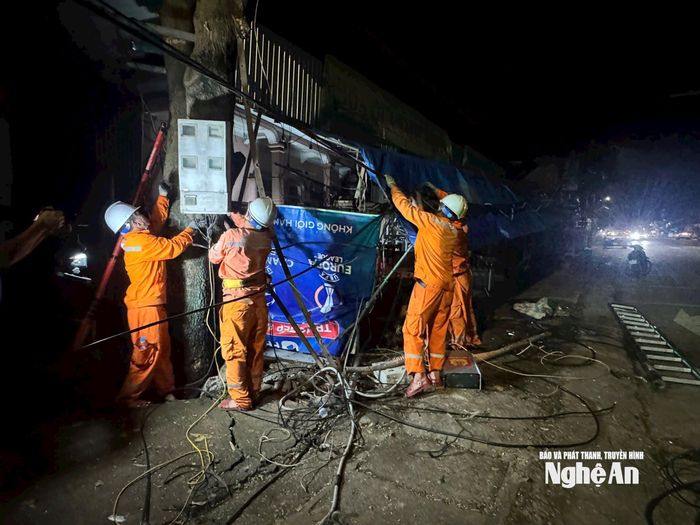 Công nhân điện lực làm việc không quản ngày đêm để cố gắng cấp điện trở lại phục vụ sản xuất, sinh hoạt của nhân dân. Ảnh: Phan Thủy