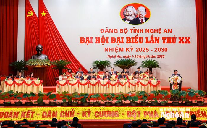 Đoàn Chủ tịch và Thư ký Đại hội. Ảnh: Thành Cường