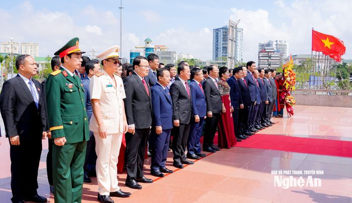 Đoàn đại biểu Ban Chấp hành Đảng bộ tỉnh khóa XIX và Trưởng các đoàn đại biểu, đại diện cho 500 đại biểu chính thức dự Đại hội thành kính dâng lẵng hoa tươi thắm trước anh linh Chủ tịch Hồ Chí Minh. Ảnh: Phạm Bằng