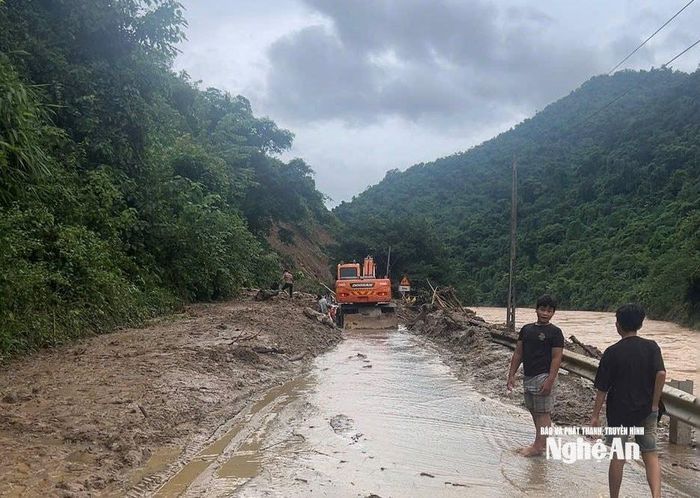 Đơn vị quản lý giao thông huy động máy móc san gạt đoạn qua xã Tam Thái. Ảnh: CTV