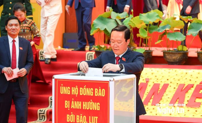 Bí thư Tỉnh ủy Nguyễn Đức Trung ủng hộ đồng bào bị ảnh hưởng do bão số 10. Ảnh: Thành Cường