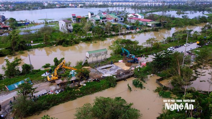 Các phương tiện, nhân lực được huy động tối đa để khắc phục sự cố trong thời gian sớm nhất. Ảnh: Quang An