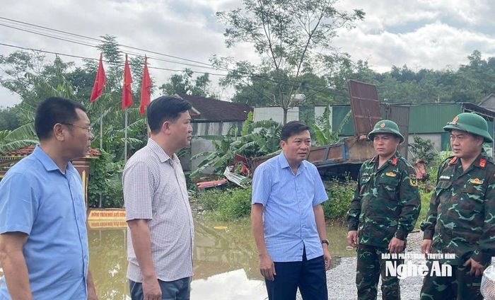 Chủ tịch UBND tỉnh Lê Hồng Vinh trao đổi với các lực lượng chức năng trên địa bàn. Ảnh: Trọng Kiên.