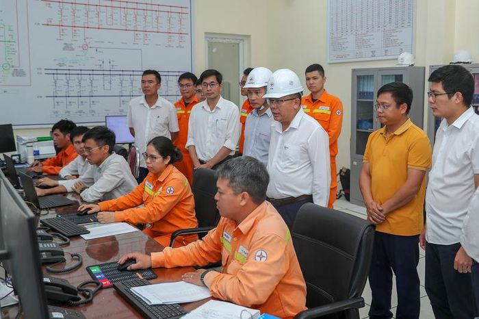 Phó Tổng giám đốc EVN Phạm Hồng Phương chỉ đạo công tác đóng điện.