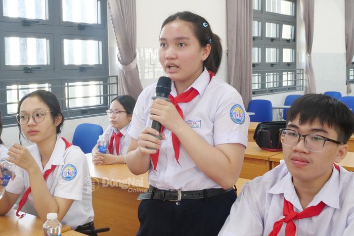 Học sinh Trường trung học cơ sở Trảng Dài hào hứng tham gia trả lời các câu hỏi tại lớp tập huấn. Ảnh: Hạnh Dung