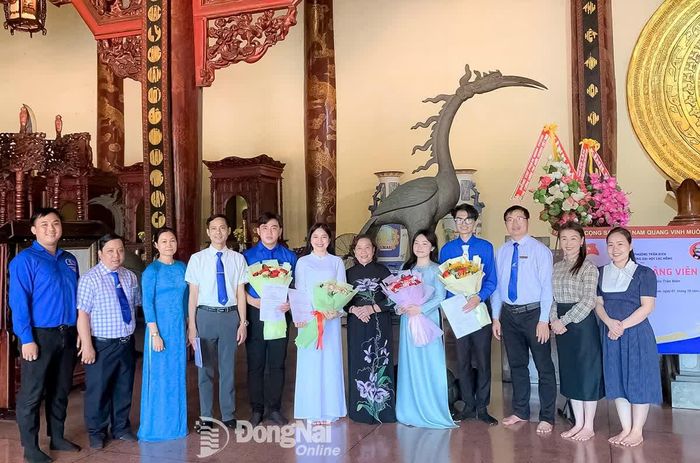 Bí thư Đảng ủy, Phó Hiệu trưởng Trường đại học Lạc Hồng Nguyễn Thị Thu Lan (thứ 6 từ phải sang) và đại diện các chi bộ 4, 7, 8 chụp hình với 4 đảng viên mới. Ảnh: Nga Sơn