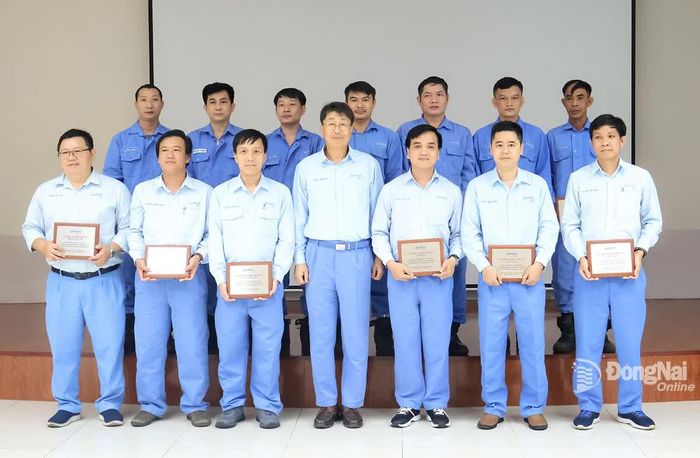 Tổng giám đốc Công ty TNHH Posco VST Choi Jayong trao kỷ niệm chương tri ân cho nhân viên có thâm niên làm việc 15 năm. Ảnh: Xuân Mai - Thu Hiền