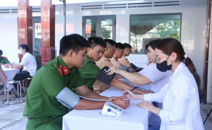  Các cán bộ, chiến sĩ Công an tỉnh Đồng Nai hiến máu tình nguyện sáng 1-10. Ảnh: CTV