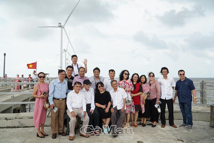 Khu du lịch sinh thái Điện gió Hòa Bình 1, điểm đến mới của Cà Mau, nổi bật với những tua bin gió khổng lồ giữa biển trời và tuyến cầu vượt biển dài 17 km nối đất liền với 26 trụ gió ngoài khơi.