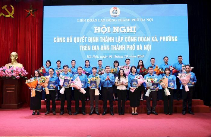Phó Chủ tịch Thường trực phụ trách LĐLĐ thành phố Hà Nội Lê Đình Hùng và Phó Trưởng ban Tuyên giáo và Dân vận Thành ủy Hà Nội Nguyễn Thị Huệ trao quyết định cho các Công đoàn xã, phường. Ảnh: Mạnh Quân