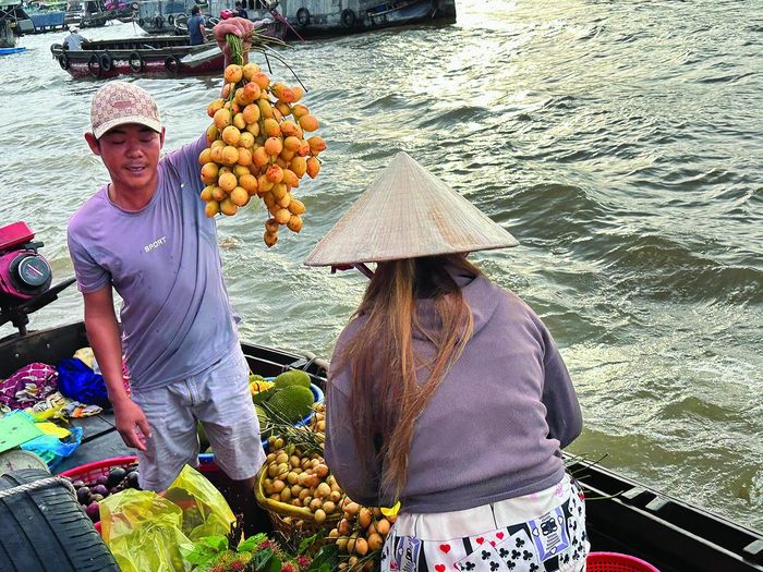 Mua bán trên chợ nổi