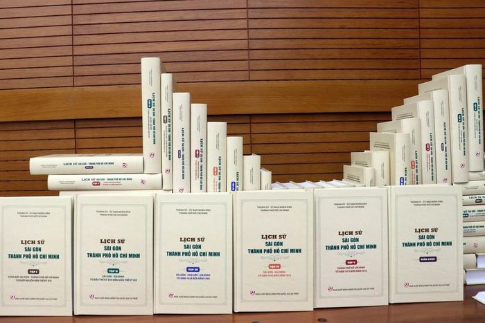 Bộ sách “Lịch sử Sài Gòn - Thành phố Hồ Chí Minh” có 5 tập và 1 quyển giản lược. Ảnh: Tiến Lực - TTXVN
