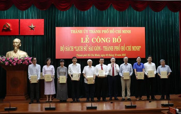 Ban Thường vụ Thành ủy Thành phố Hồ Chí Minh tặng Bộ sách cho các đơn vị. Ảnh: Tiến Lực - TTXVN