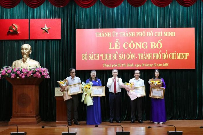 Trao Bằng khen của Ban Thường vụ Thành ủy Thành phố Hồ Chí Minh cho các tập thể có thành tích xuất sắc trong công tác tổ chức biên soạn Bộ sách. Ảnh: Tiến Lực - TTXVN