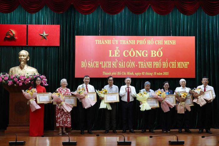 Trao Bằng khen của Ban Thường vụ Thành ủy Thành phố Hồ Chí Minh cho các tập thể có thành tích xuất sắc trong công tác tổ chức biên soạn Bộ sách. Ảnh: Tiến Lực - TTXVN