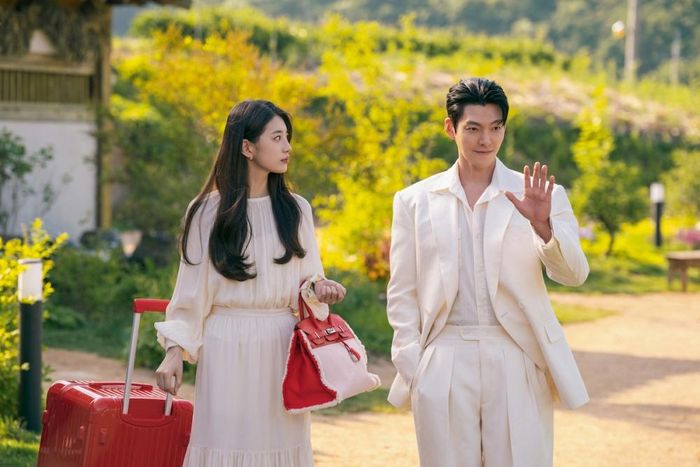 Suzy và Kim Woo Bin trong một cảnh phim