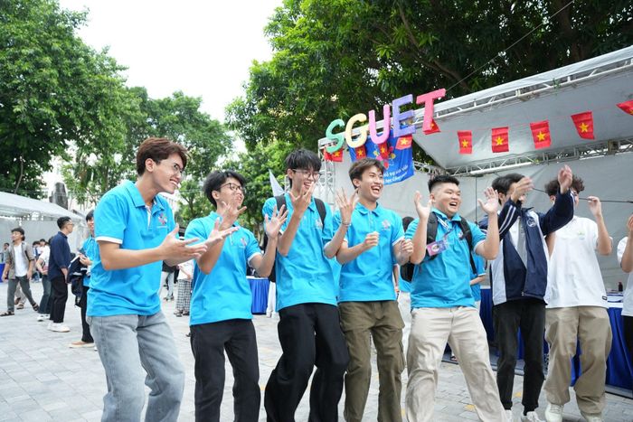 "Cỗ máy tạo doanh thu” của đại học Việt Nam vẫn phụ thuộc nặng nề vào túi tiền người học, chứ chưa dựa vào tri thức, nghiên cứu hay dịch vụ khoa học như thông lệ quốc tế.